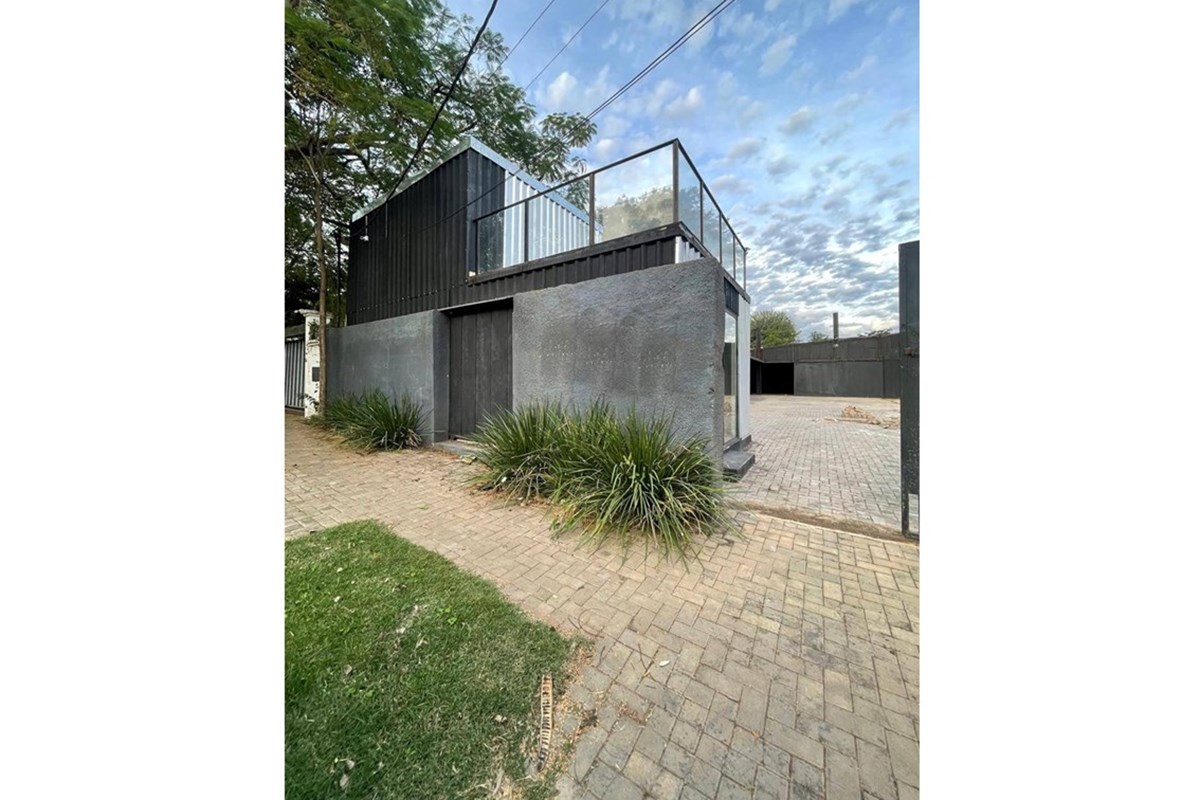 Espaço comercial para alugar com escritórios e depósito em Los Laureles