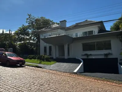 Mansión en venta en Paraná Country Club, Hernandarias — 4 suites