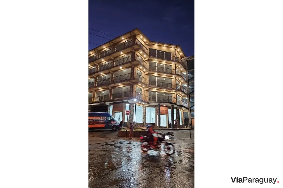 Planta baja de edificio corporativo a estrenar en alquiler, Villa Elisa