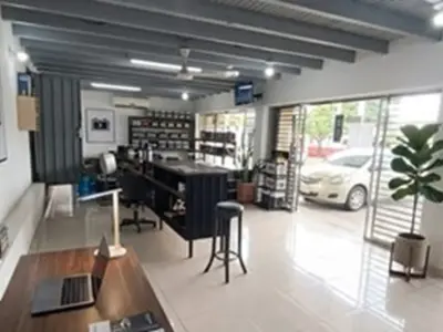 Commercial property for sale on Avda. La Victoria, San Pablo