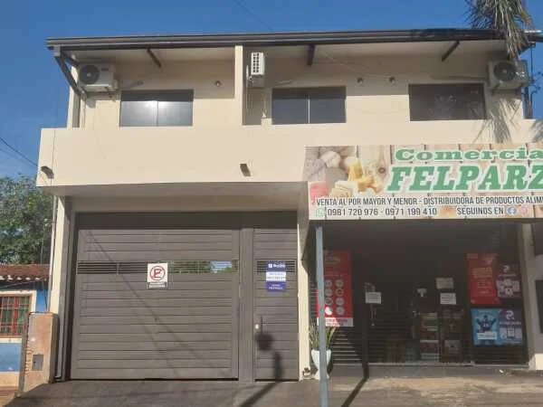 Propriedade com salão comercial e apartamentos à venda, Ñemby