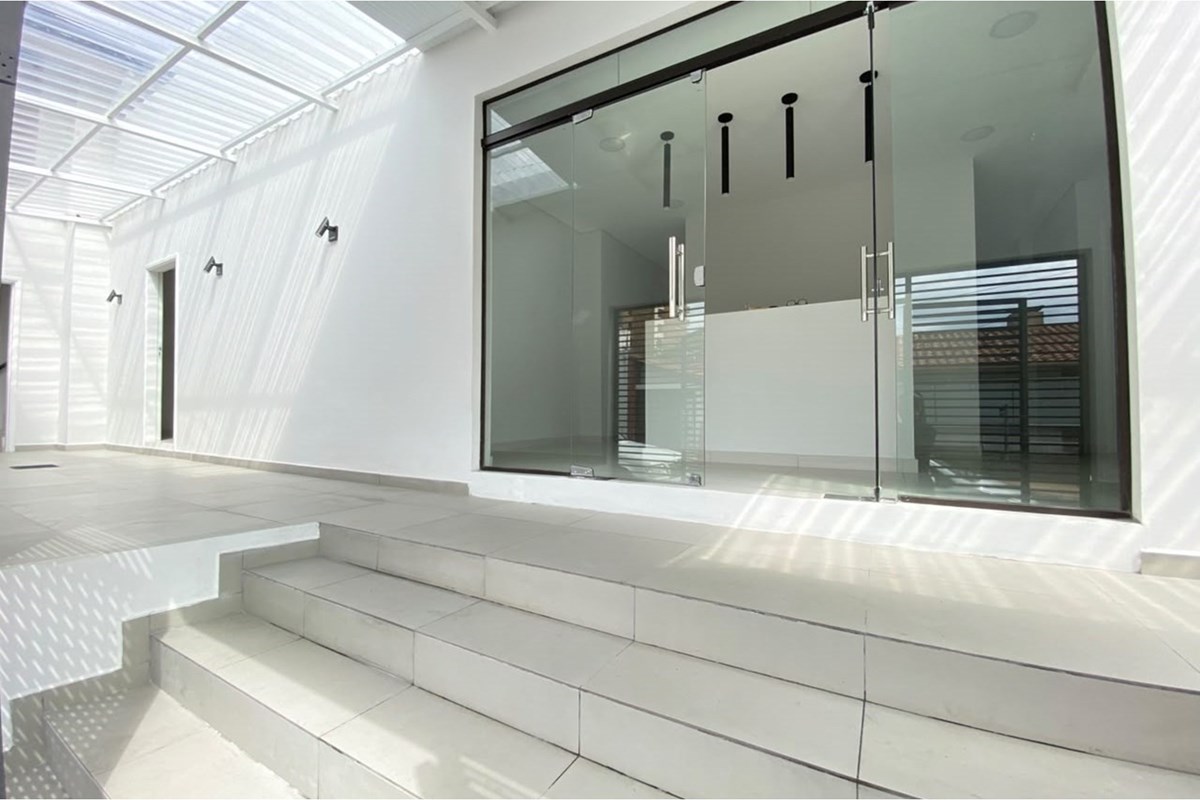 Brand new corporate property for rent in San Roque