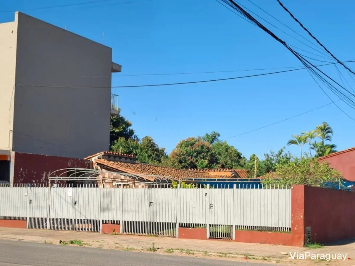 Propriedade à venda com duas casas e salão em Luque