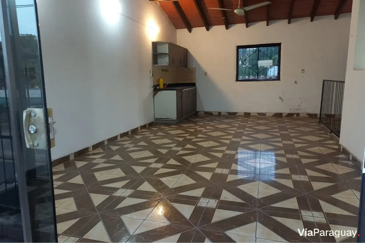 Propriedade à venda com salão comercial e apartamento em San Lorenzo