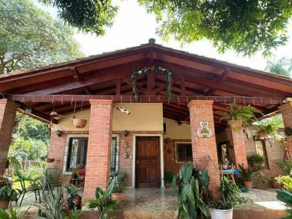 Propiedad exclusiva en venta en Las Mercedes, Areguá — 2 viviendas
