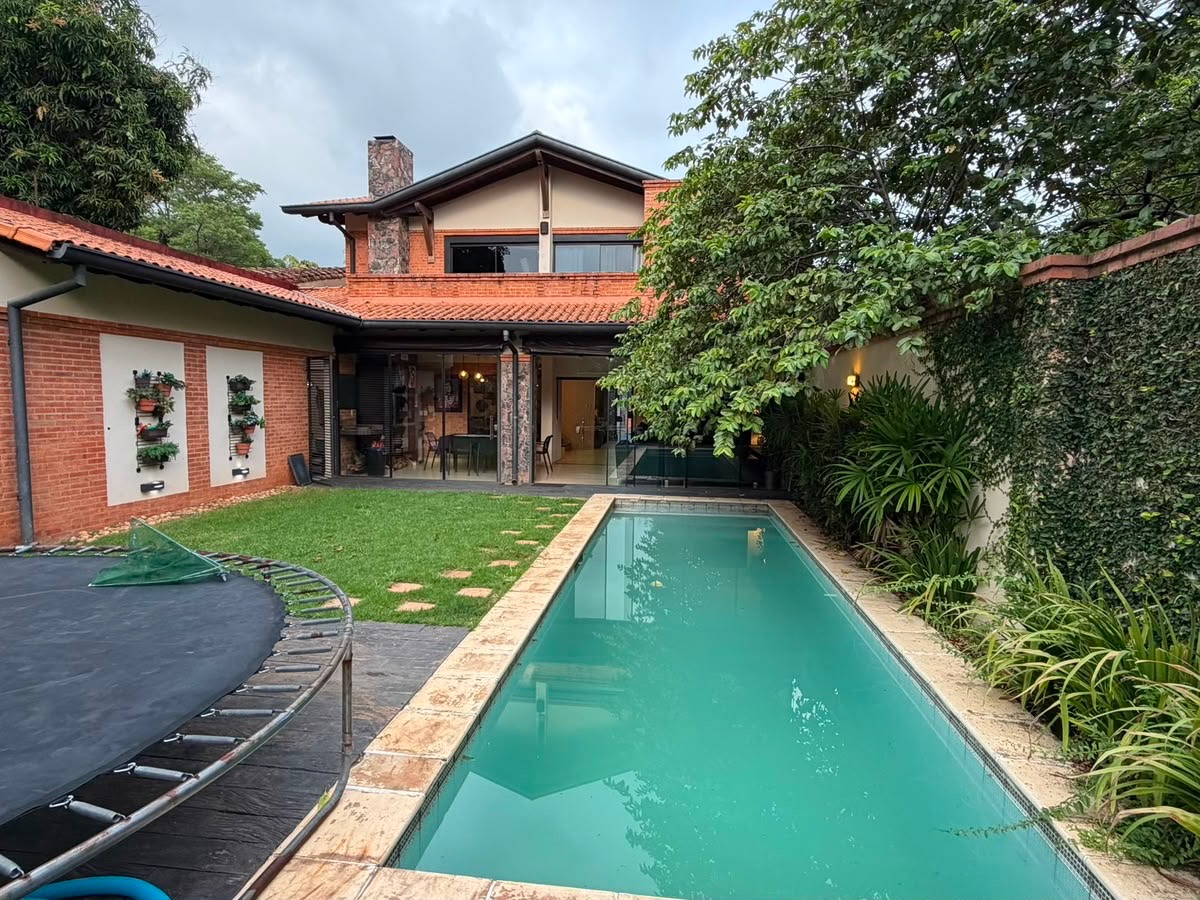 Residência clássica à venda no Mburucuya, Assunção