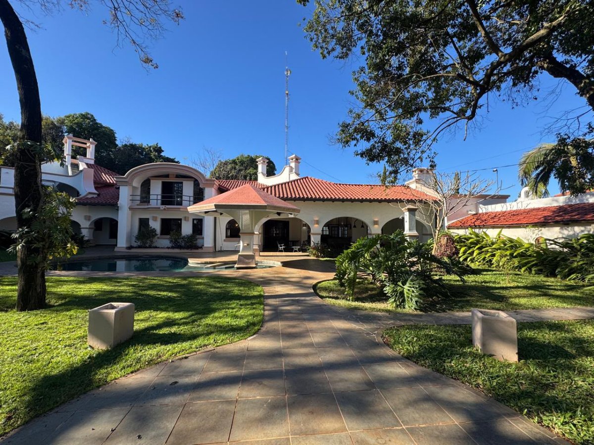Residencia com piscina e amplo jardim no Barrio Puerto Marco, Hernandarias