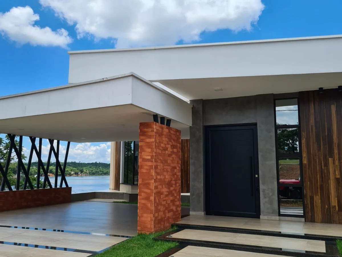High-End Residence for Sale in Hernandarias — 484 m² Built