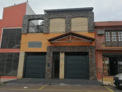 Two-story residence for sale in Barrio Gral. Díaz, Asunción