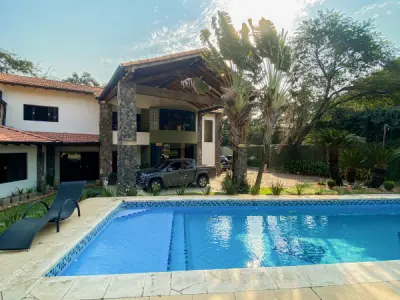 Residencia de lujo con amplio terreno en Zona UCA, Santa Librada