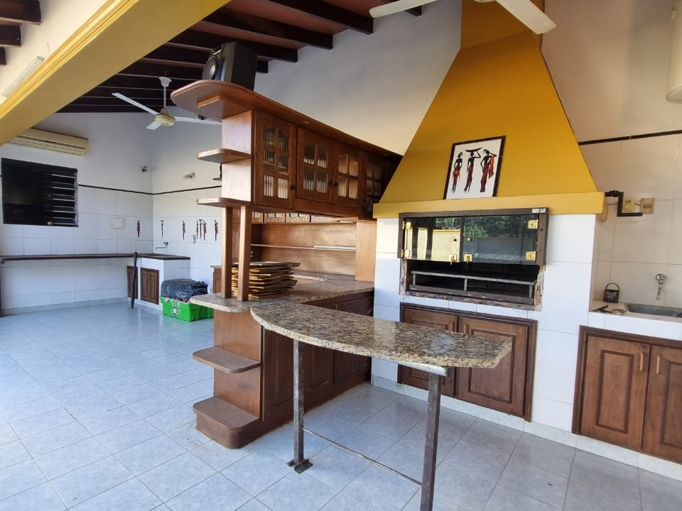 Residencia en esquina con piscina en Barrio Kennedy, Lambaré