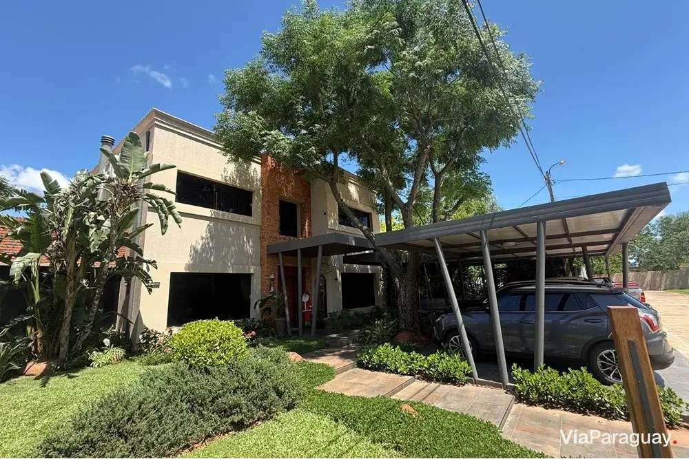 Residencia en venta con 4 suites en Montesol, Luque