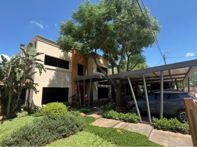 Residencia en venta con 4 suites en Montesol, Luque