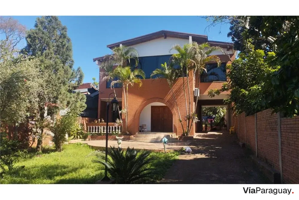 Residencia en venta con local comercial en Encarnación