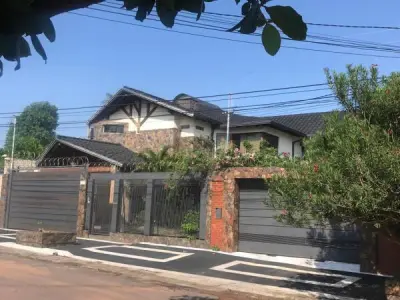 Residencia en venta en Lambaré, Barrio Kennedy – 5 dormitorios