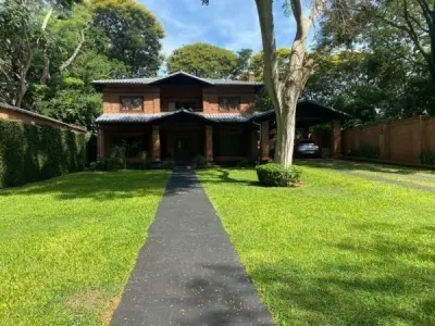 Luxury residence for sale in Surubi-Y, Mariano Roque Alonso — 5 bedrooms