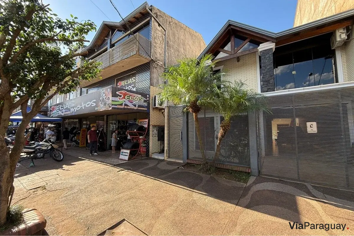 Residência moderna e espaço comercial à venda em Encarnación