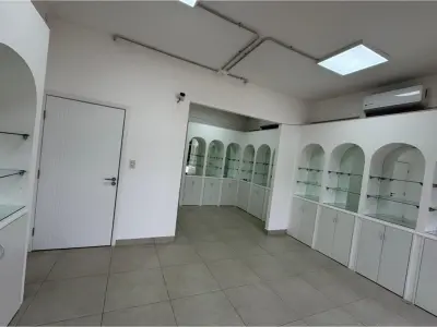 Salão comercial mobiliado para alugar em Loma Plata