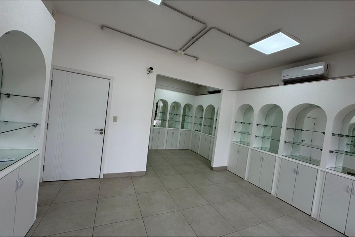 Salón comercial amoblado en alquiler en Loma Plata