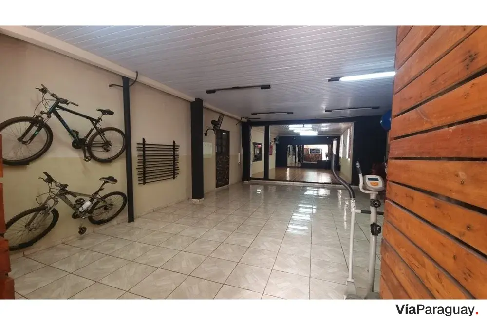 Salón comercial con casa en venta en Hernandarias