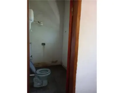 Salão comercial com apartamento à venda em Ypané