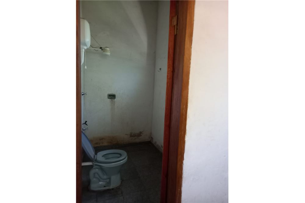 Salón comercial con departamento en venta en Ypané
