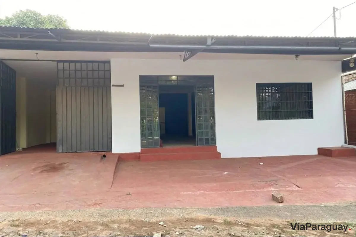Salón comercial con depósito en venta en Laurelty