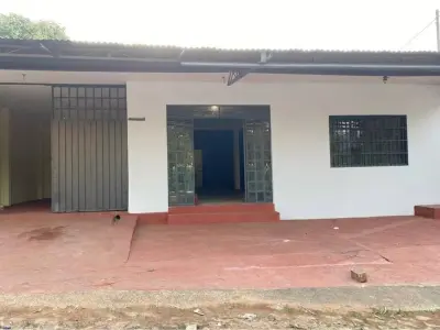 Salón comercial con depósito en venta en Laurelty