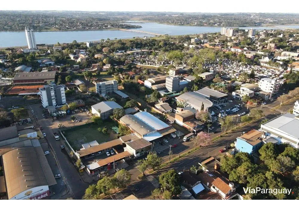Salão comercial com casa e depósitos à venda em Encarnación
