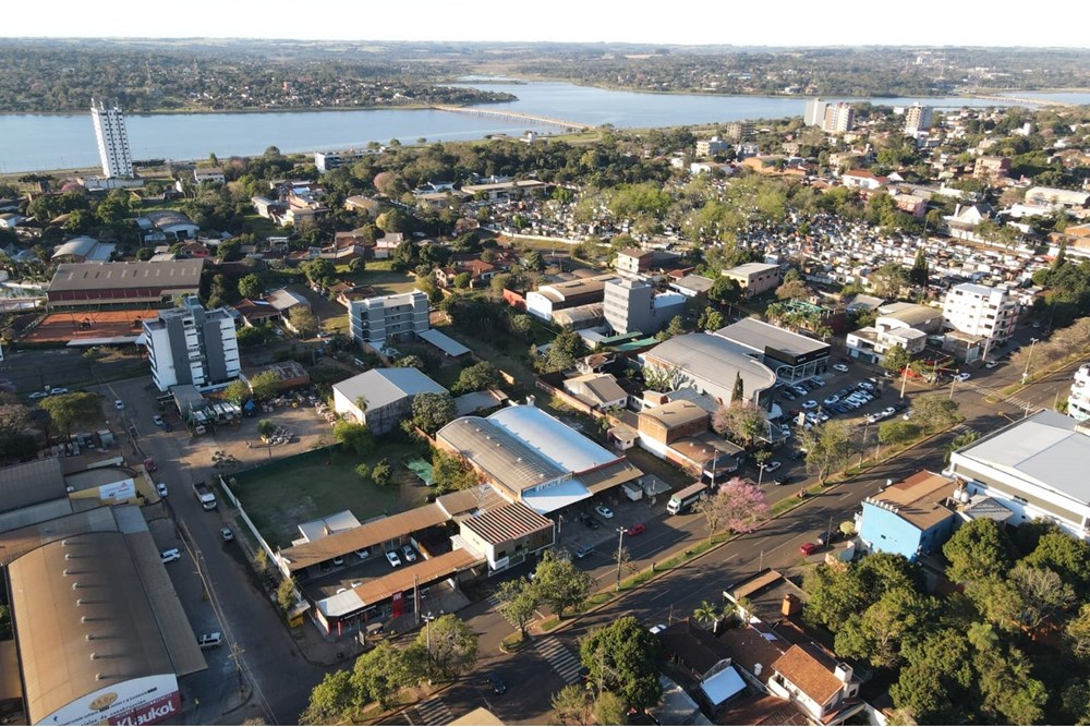 Salão comercial com casa e depósitos à venda em Encarnación
