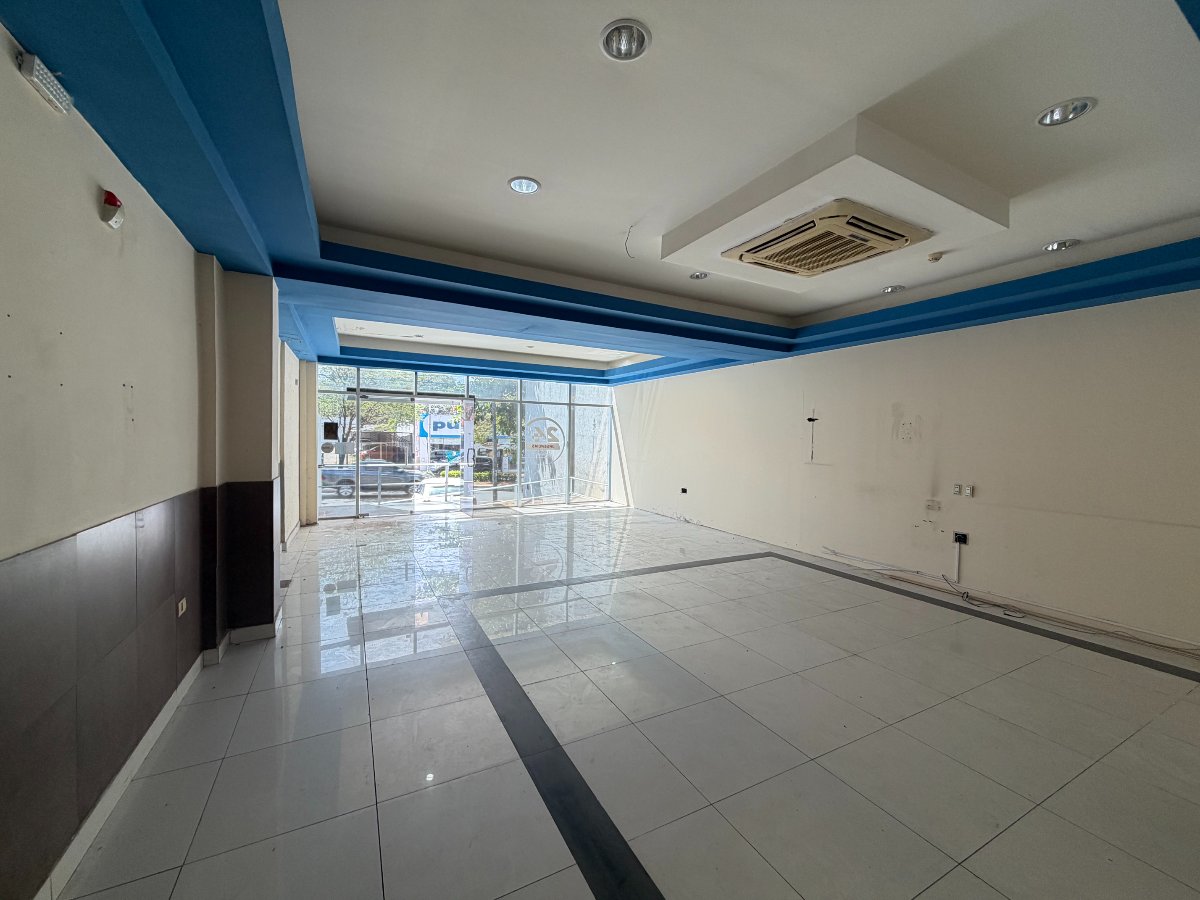Salón comercial en alquiler sobre Av. Brasilia