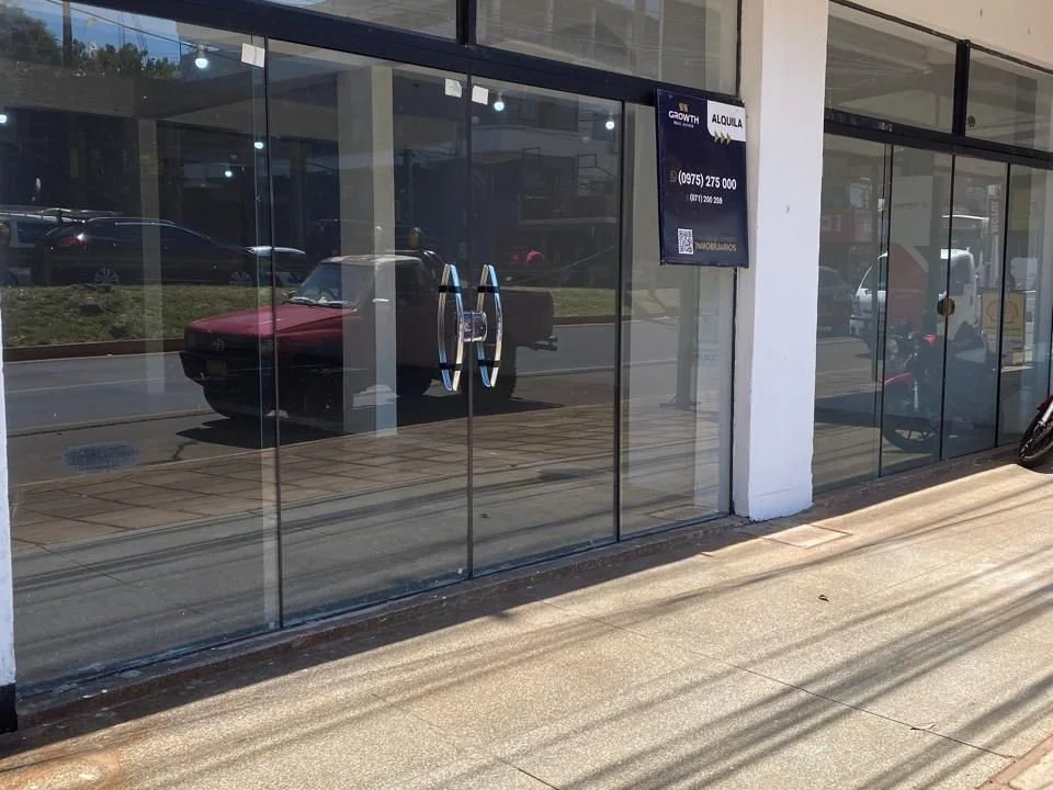 Salão comercial para alugar na Av. Irrazábal, Encarnación