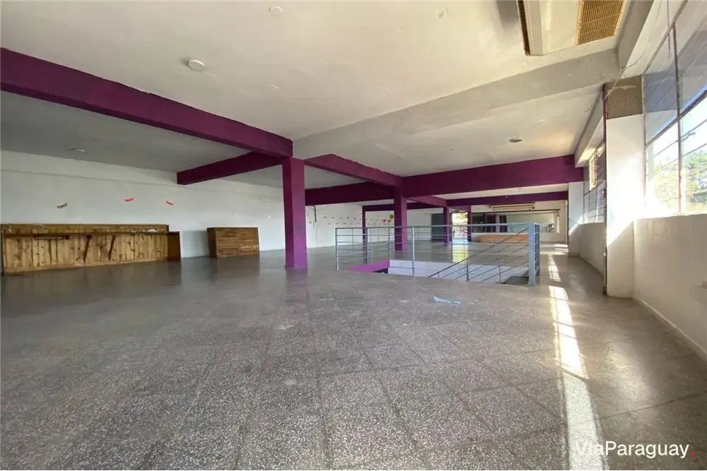Salón comercial en alquiler sobre Avda. Fernando de la Mora