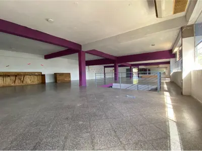 Salón comercial en alquiler sobre Avda. Fernando de la Mora