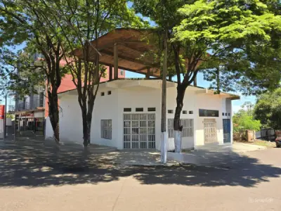 Salón comercial en venta en esquina, Ciudad del Este — 320 m² construidos
