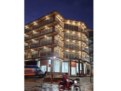 Segundo andar de edifício corporativo novo para alugar