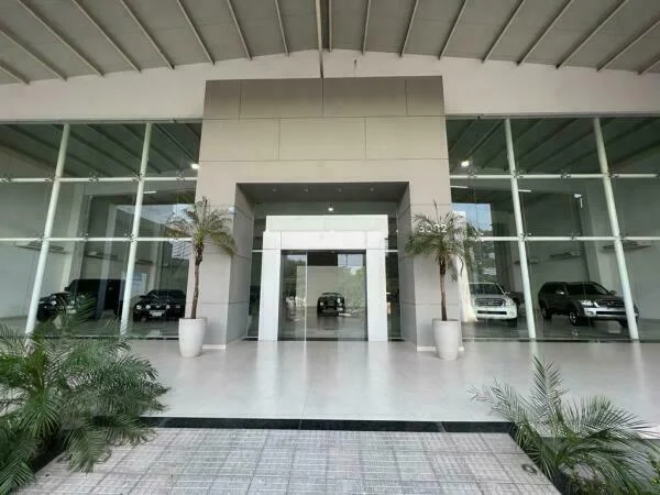 Showroom en venta frente a la Terminal de Asunción