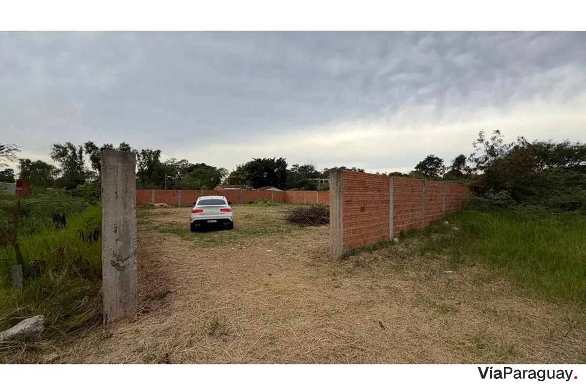 Terreno murado à venda em Mora Kue, Luque