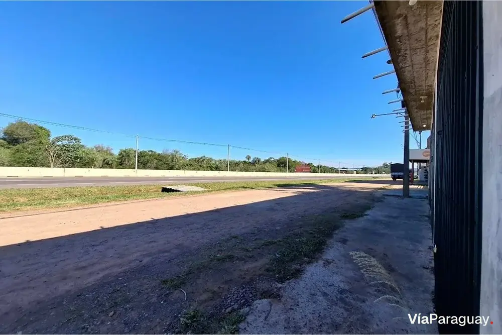 Terreno comercial à venda em Ypacaraí com 3 salões