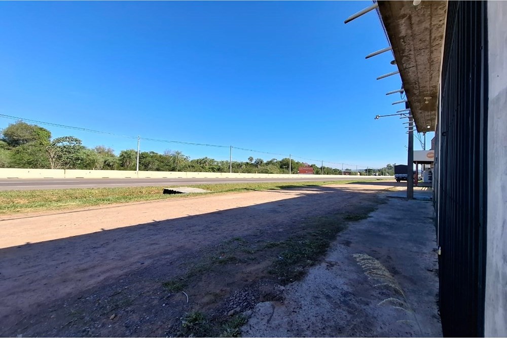Terreno comercial à venda em Ypacaraí com 3 salões