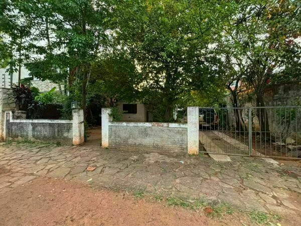 Land with demolition-ready house in Mburucuyá, Asunción