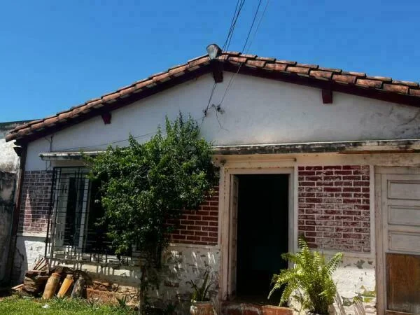Terreno con casa a demoler en Sajonia, Asunción — 232 m²