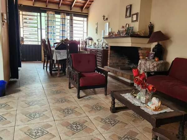 Terreno com imóvel a demolir à venda no Jara, Assunção