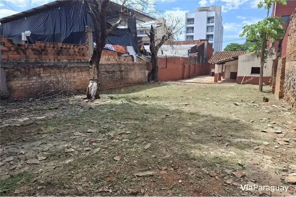 Terreno com casa para reformar à venda em Mburicaó