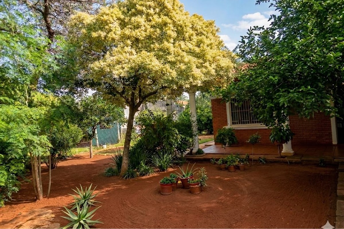 Terreno con casa a refaccionar en venta en Ñemby
