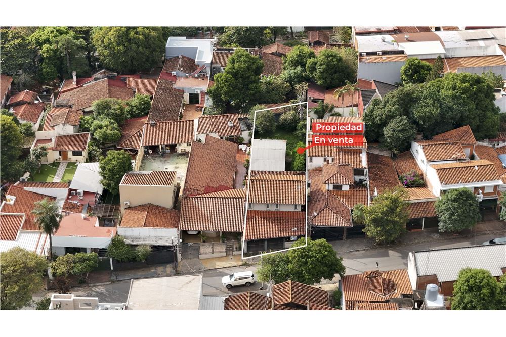 Land with house to renovate for sale in Recoleta