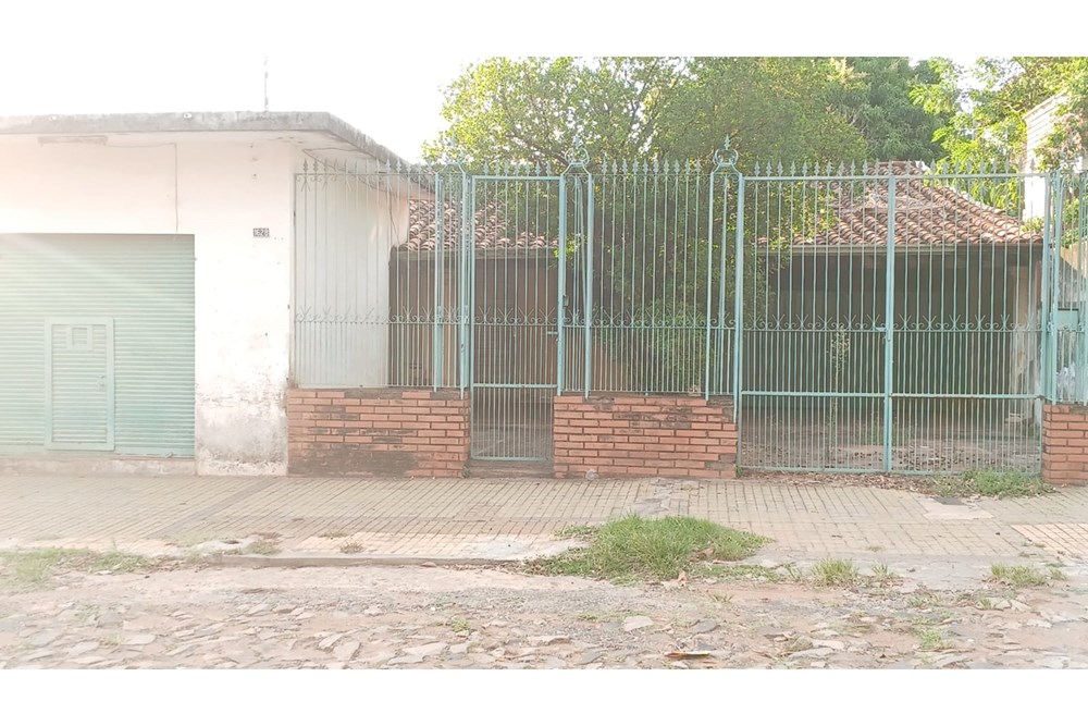 Terreno con casa a refaccionar o demoler en venta en San Vicente