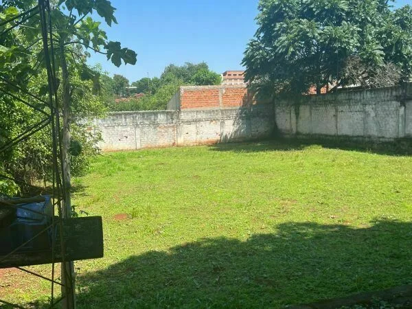 Terreno con casa en venta en Remansito, Ciudad del Este — 1.600 m²
