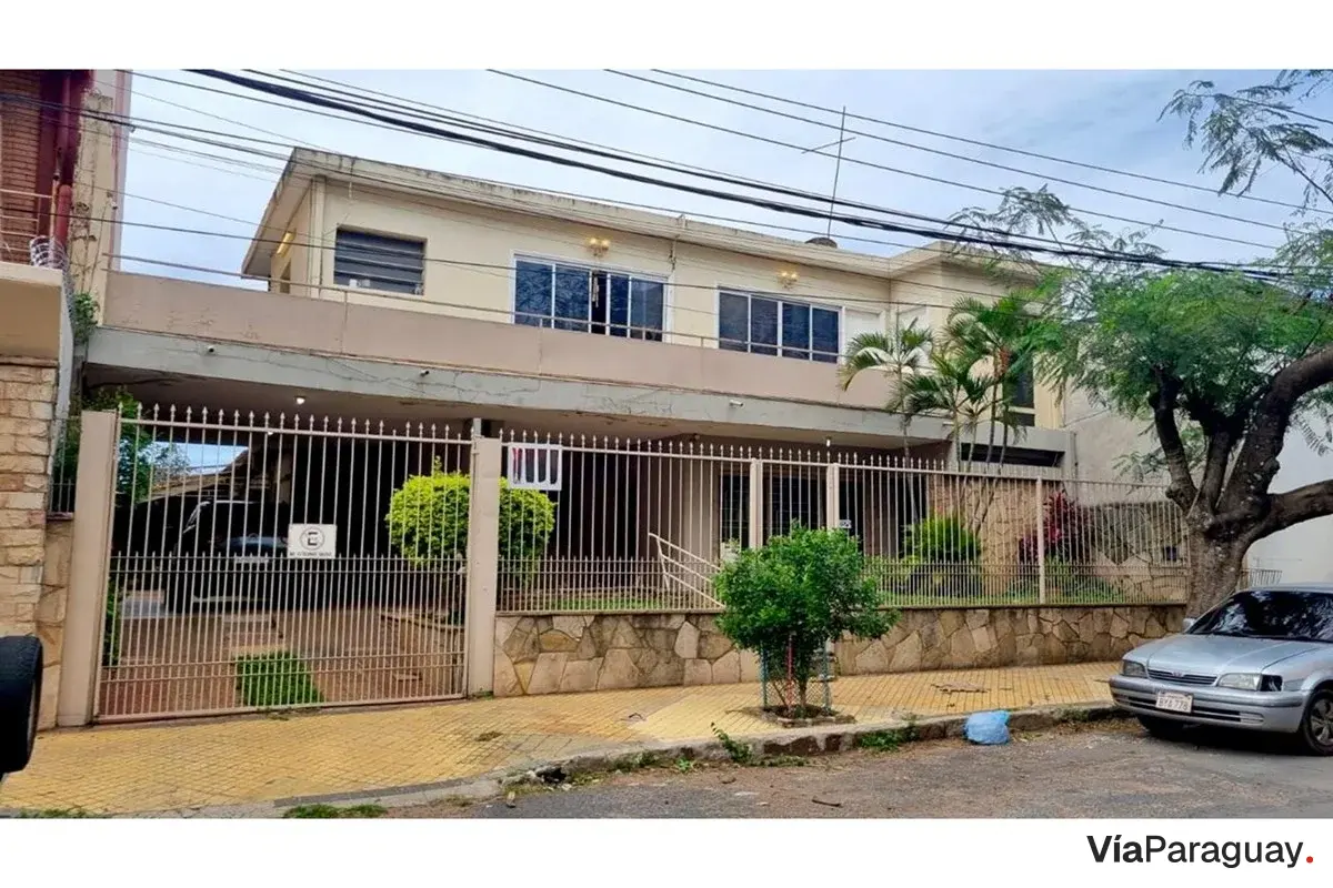 Terreno com construção à venda no Barrio Pettirossi