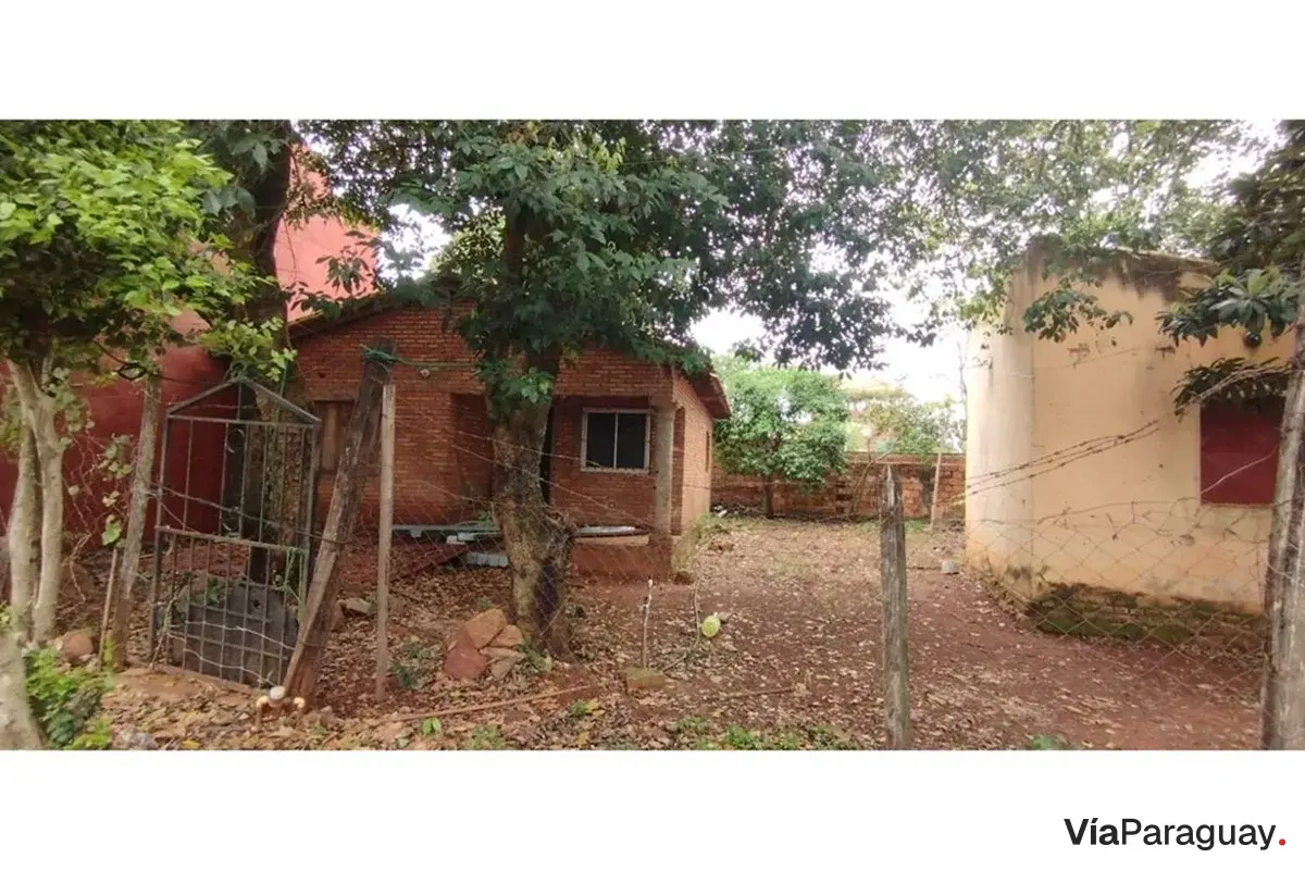 Terreno com construção à venda em Laurelty, Luque